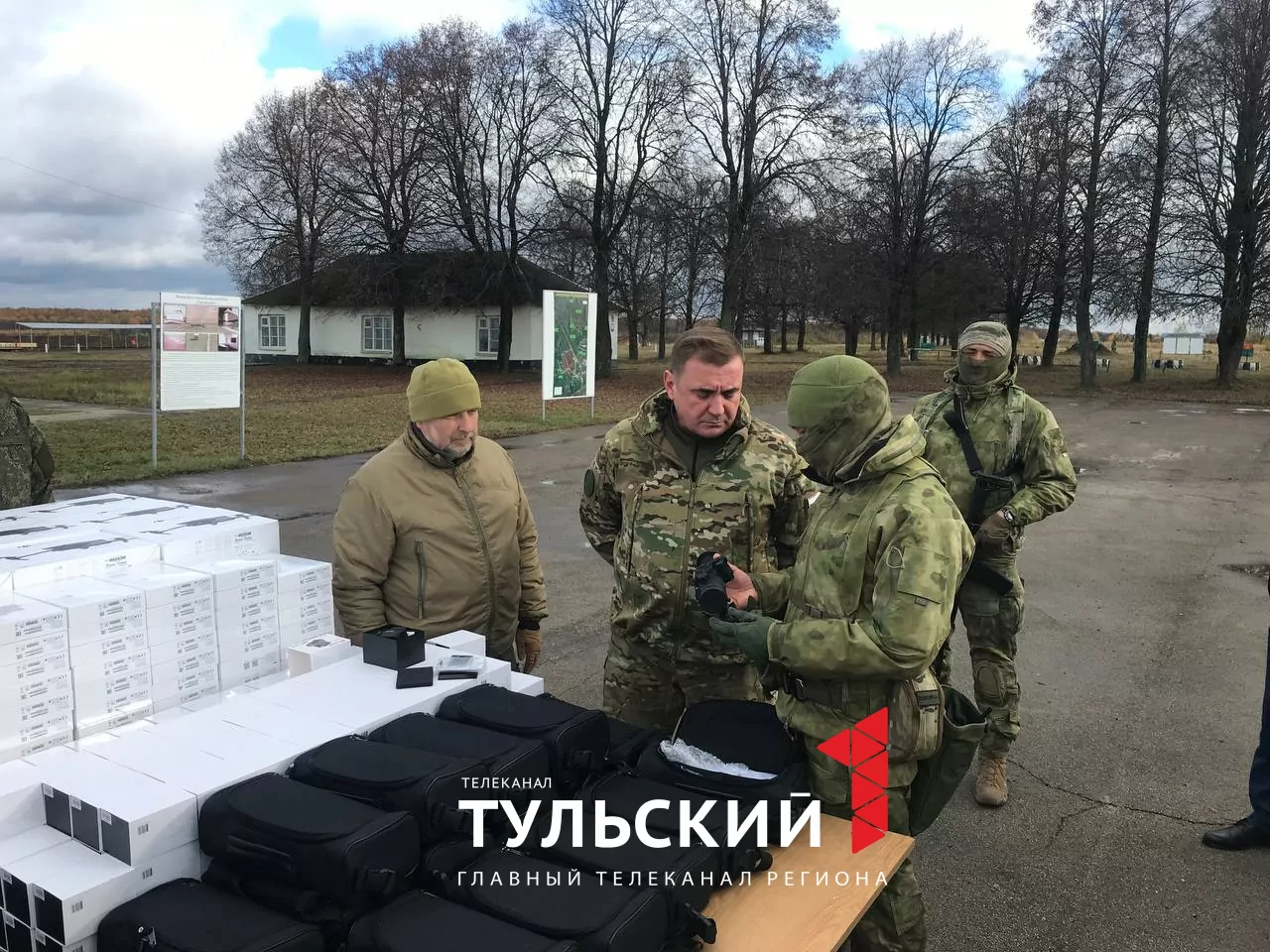 Губернатор Алексей Дюмин передал военнослужащим снаряжение и технику