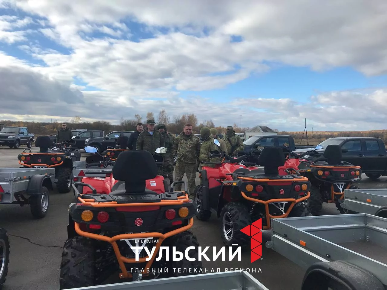 Губернатор Алексей Дюмин передал военнослужащим снаряжение и технику