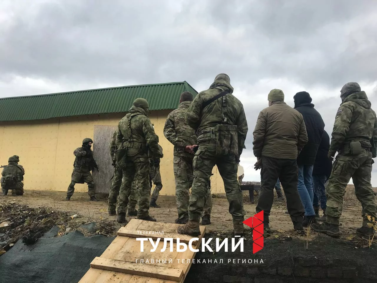 Губернатор Алексей Дюмин передал военнослужащим снаряжение и технику