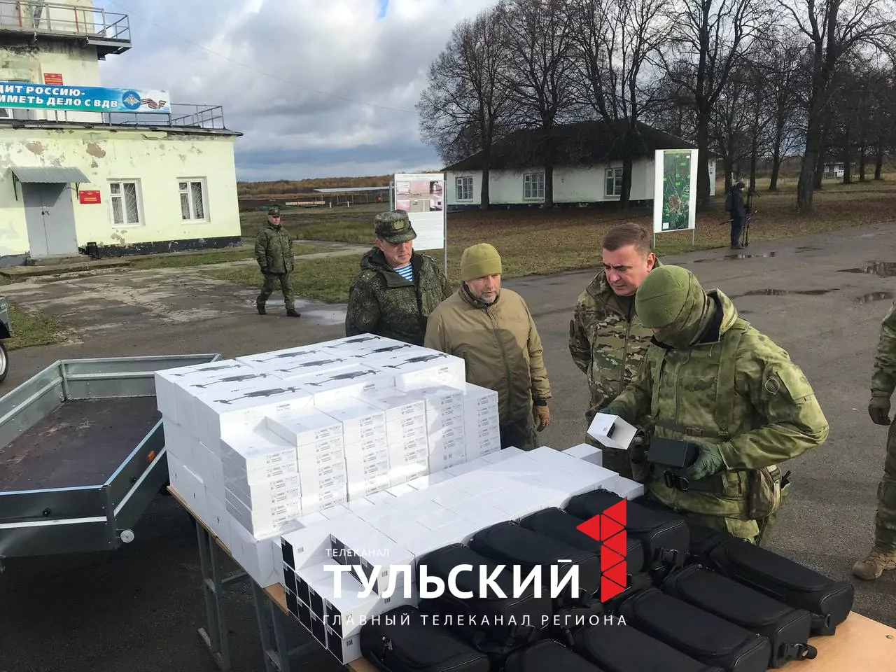 Губернатор Алексей Дюмин передал военнослужащим снаряжение и технику