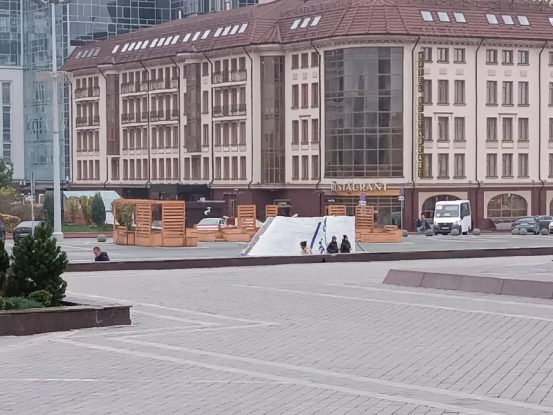 На площади Ленина в Туле начали монтаж Губернского катка