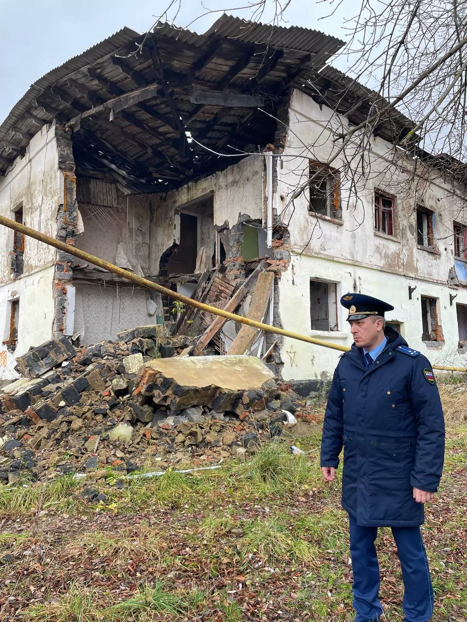 От администрации Суворовского района потребовали оградить и снести разрушенный дом