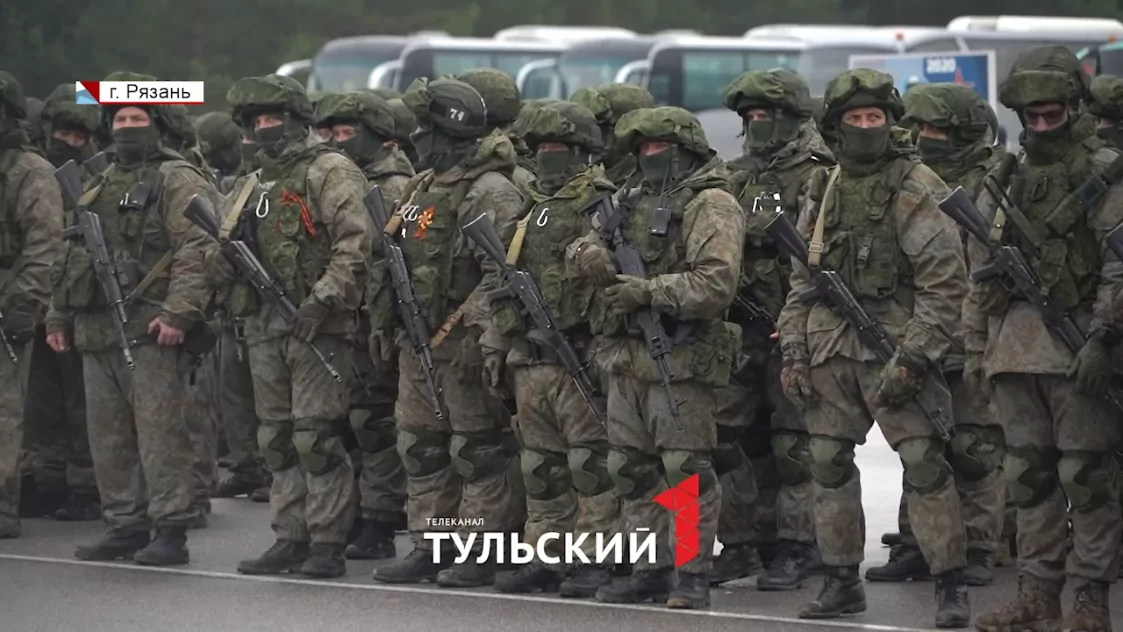 Привезли пироги и домашних животных: в Рязани проводили на службу мобилизованных туляков