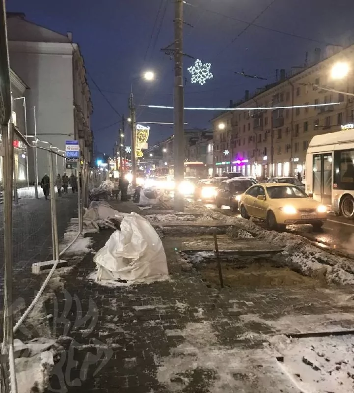 В Туле на проспекте Ленина устанавливают модули для будущих деревьев