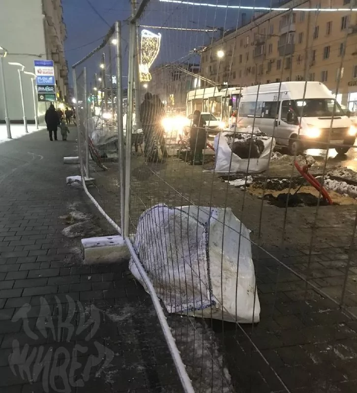 В Туле на проспекте Ленина устанавливают модули для будущих деревьев