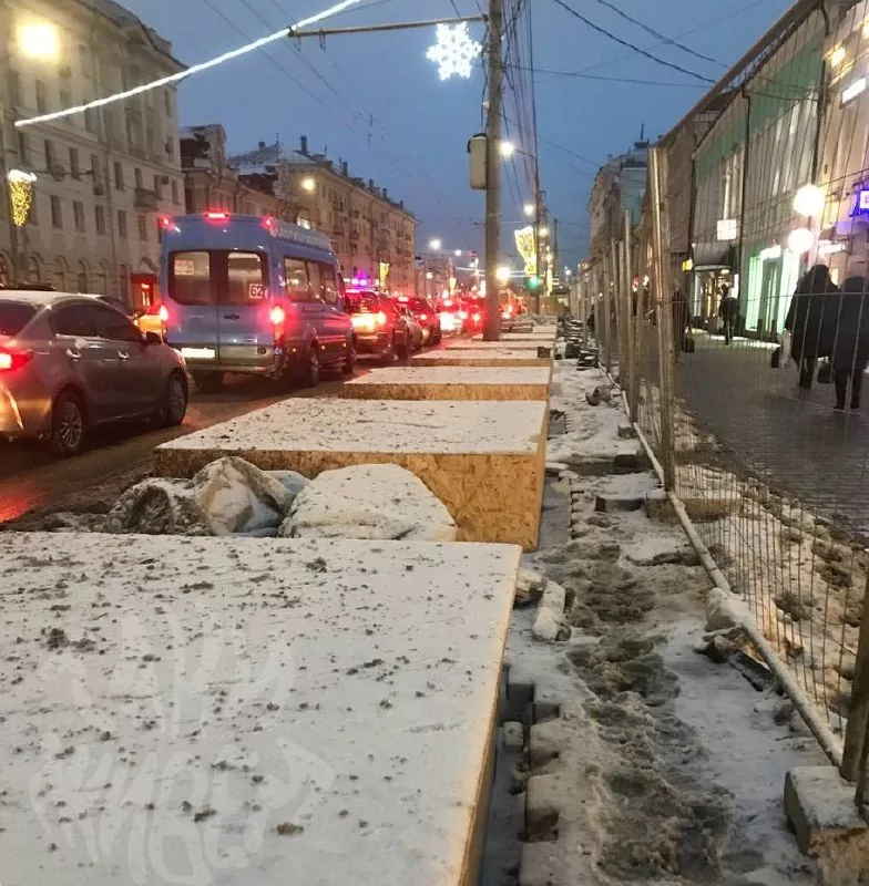 В Туле на проспекте Ленина устанавливают модули для будущих деревьев