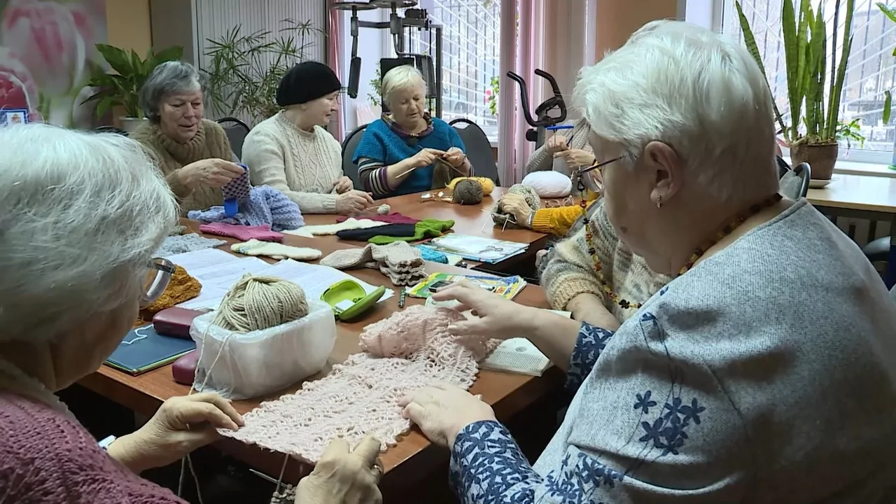 Тульские пенсионерки связали шерстяные носки для участников спецоперации