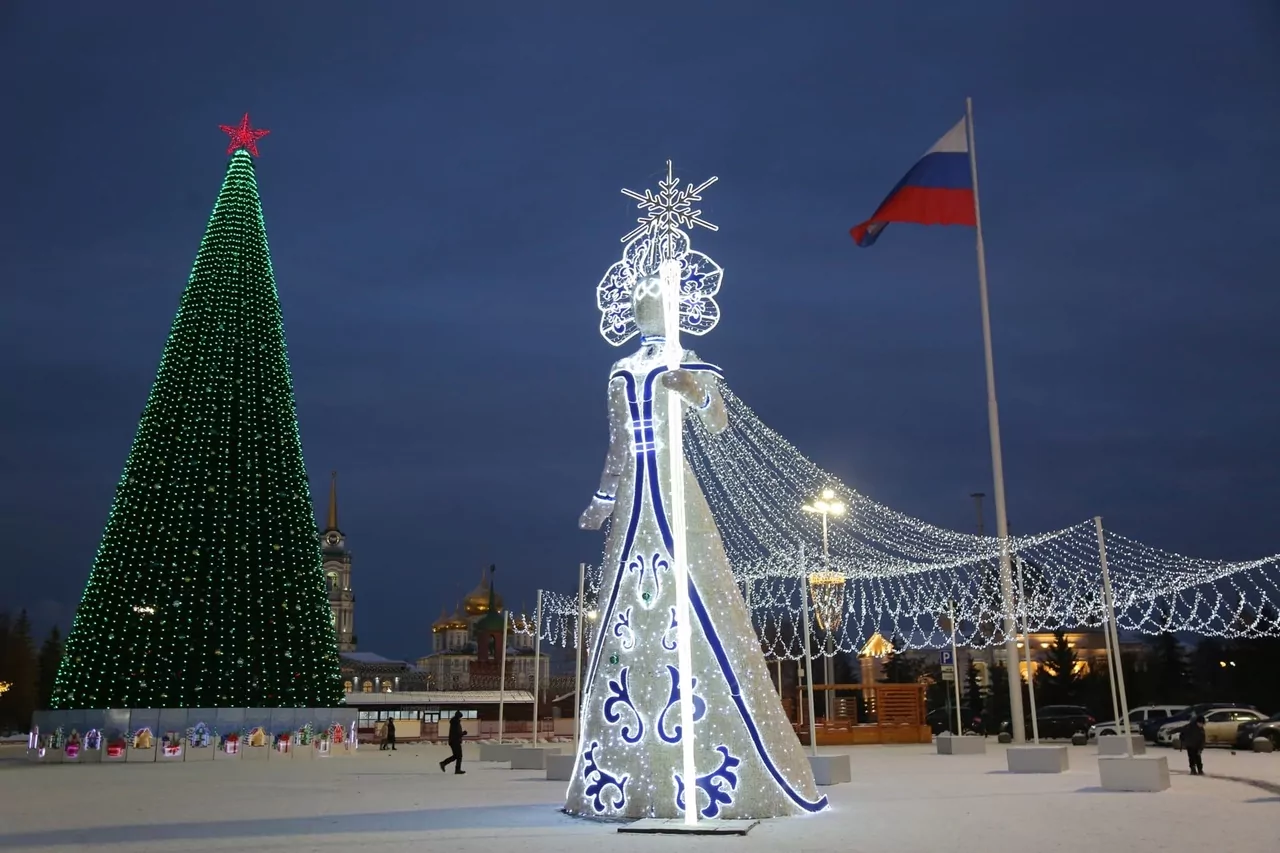 В Туле на площади Ленина зажгли новогоднюю ёлку