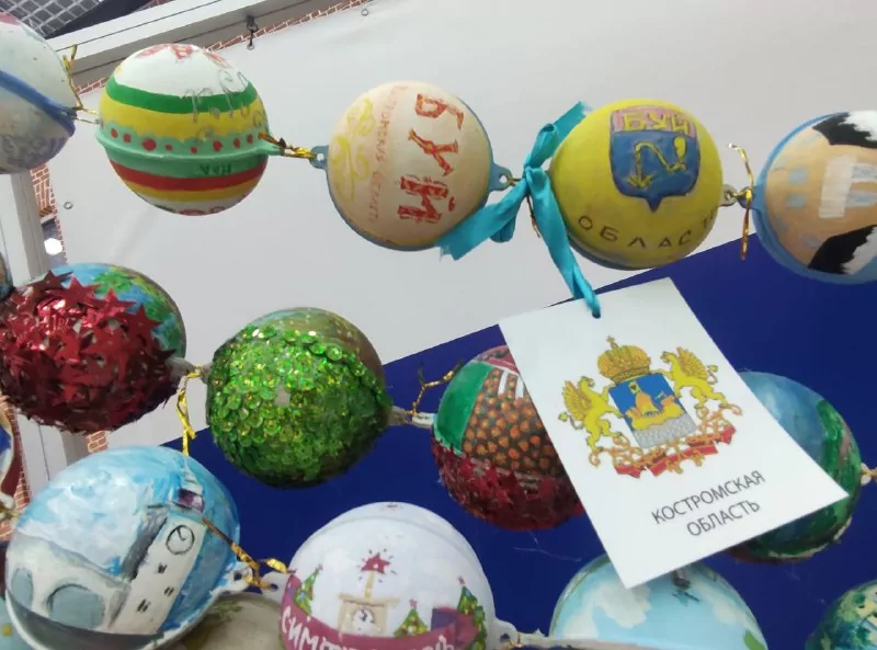«Шар-папье»: в атриуме Тульского кремля собрали 200-метровую гирлянду из новогодних украшений