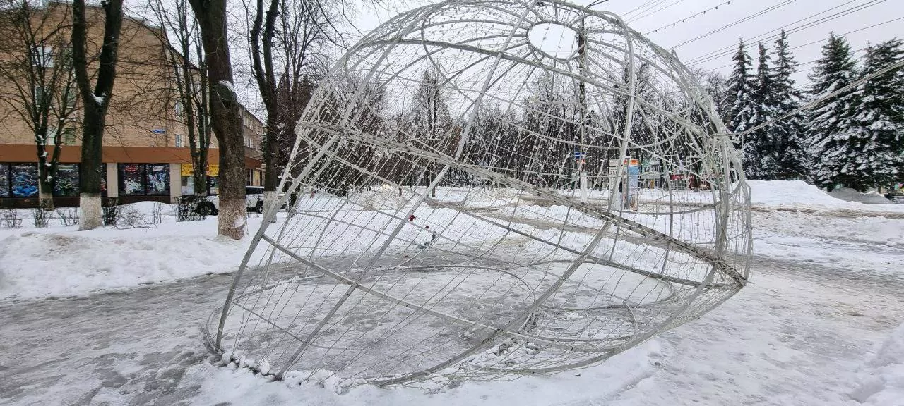 Неизвестные вандалы сломали новогодний шар в Новомосковске