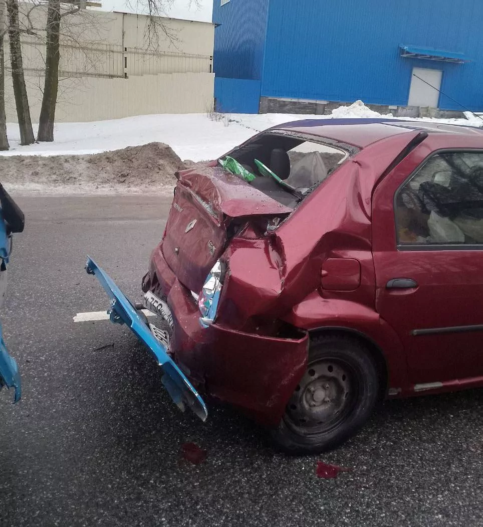 В Туле на Скуратовской улице столкнулись автобус и Renault