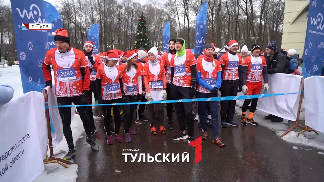 С бородой и в колпаке: 750 Дедов Морозов пробежали по Белоусовскому парку