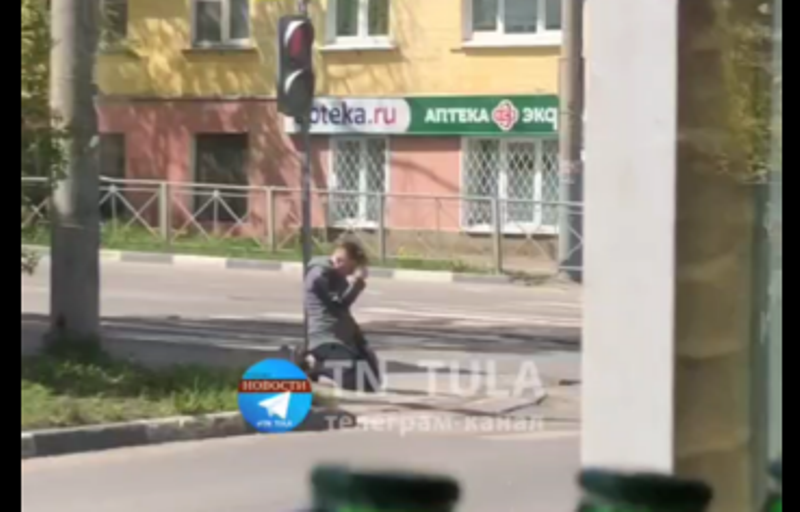 Туляки заметили мужчину, который молился на перекрестке улиц Циолковского и Руднева