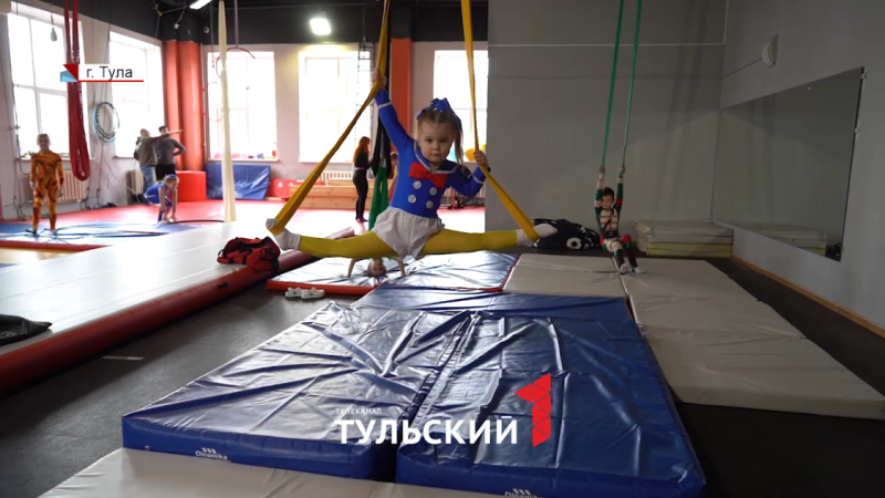 3-летняя циркачка из Тулы научилась делать шпагат на 1,5-метровой высоте