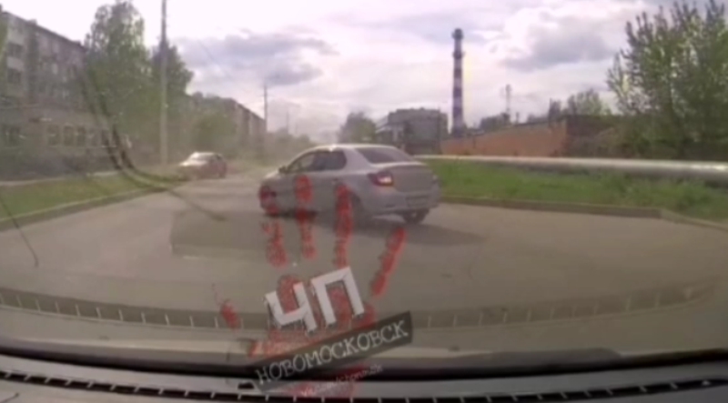 В Новомосковске Chevrolet врезался в мотоциклиста без прав