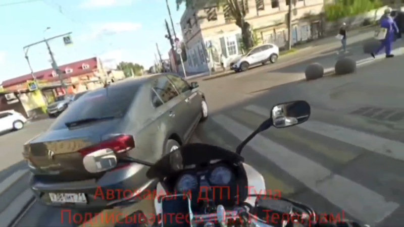 В Туле на улице Оборонной водитель едва не сбил мотоциклиста