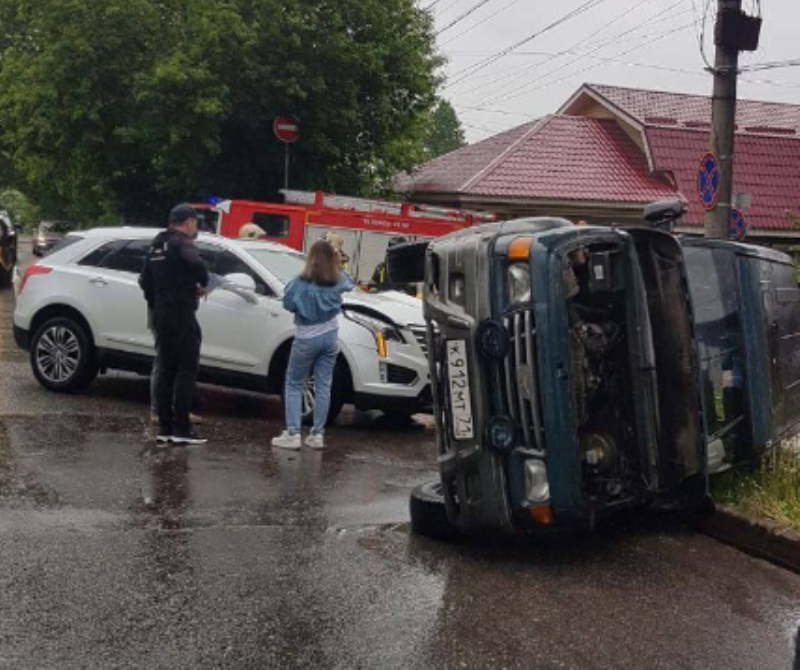 В Туле из-за столкновения с «Кадиллаком» опрокинулся «УАЗ-31622»