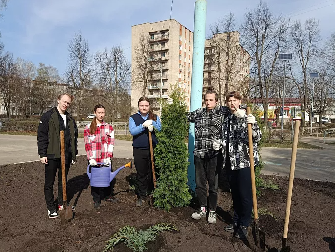 В Новомосковске выпускники высадили деревья в память о Великой Отечественной войне