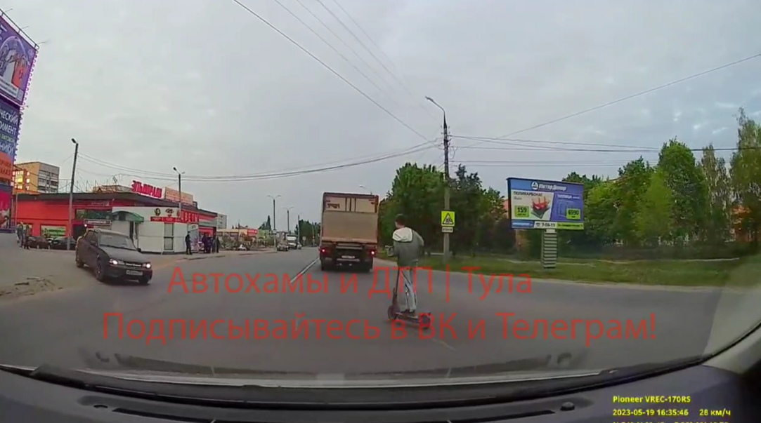 На Рязанском шоссе в Новомосковске сняли самокатчика-«камикадзе»
