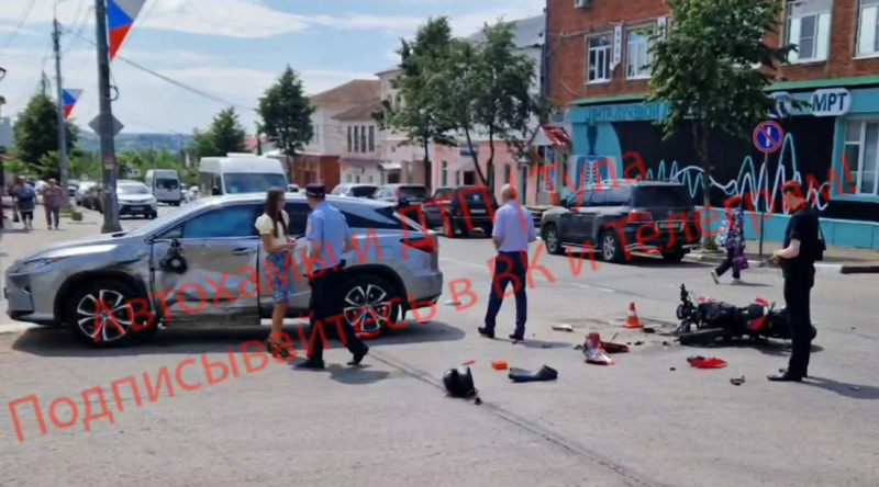 В Ефремове 17-летний водитель мопеда и его 27-летний пассажир попали в больницу