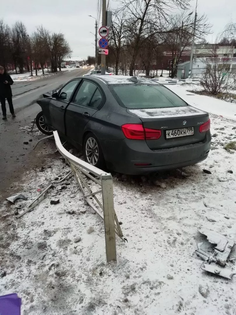 На Одоевском шоссе в Туле легковушка врезалась в забор