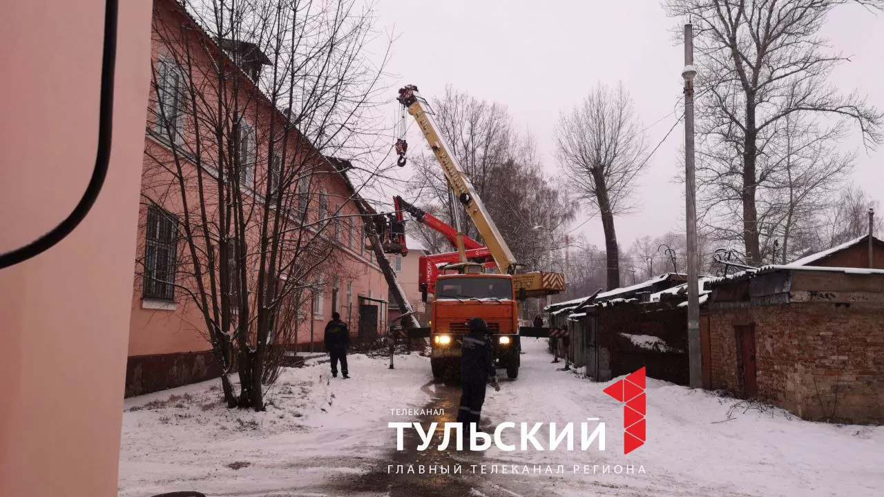 В Туле на крышу двухэтажного дома от сильных порывов ветра упало дерево