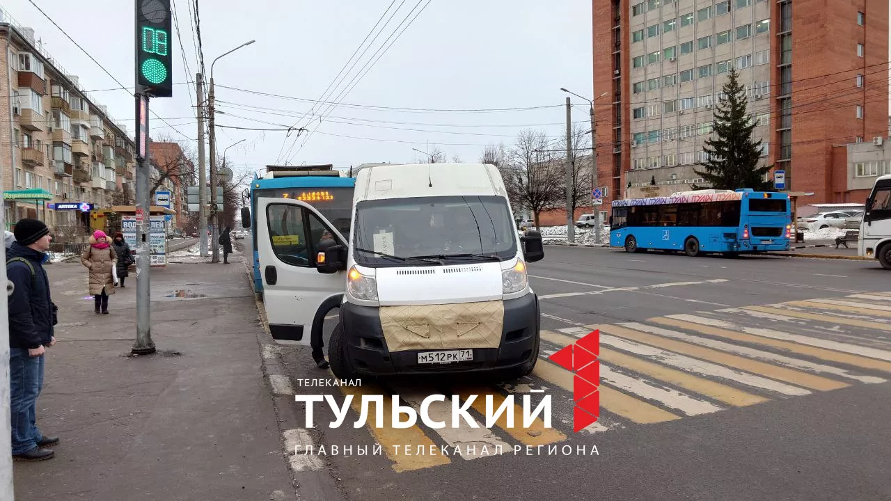 В центре Тулы столкнулись троллейбус и маршрутка