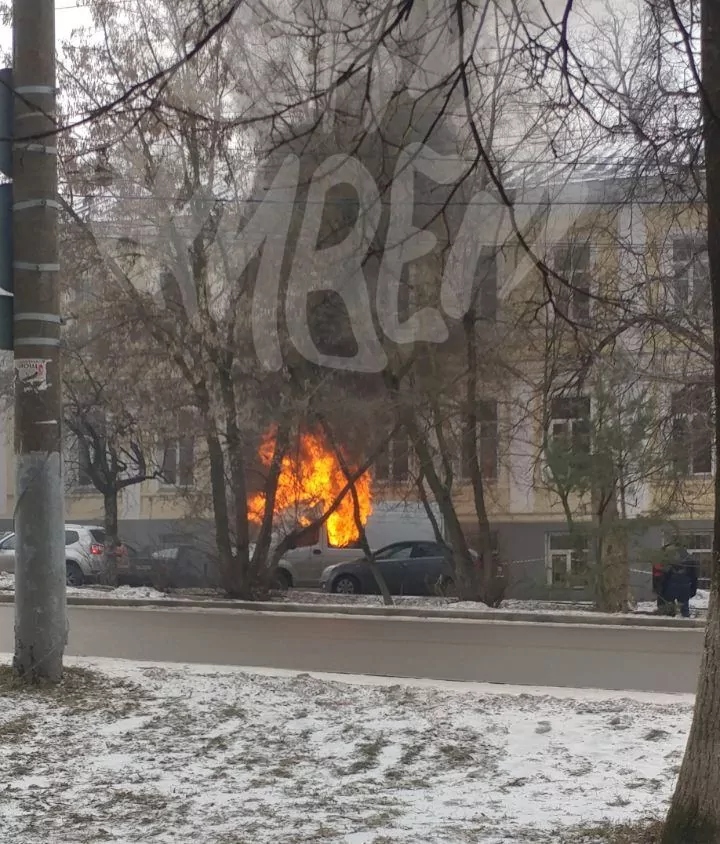 Возле Ваныкинской больницы в Туле загорелась "Газель"