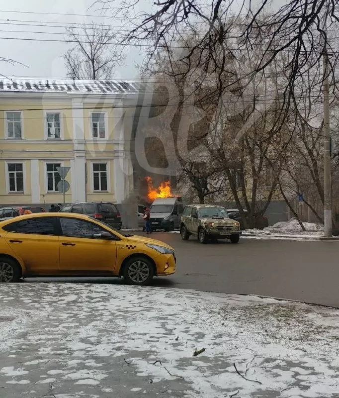 Возле Ваныкинской больницы в Туле загорелась "Газель"