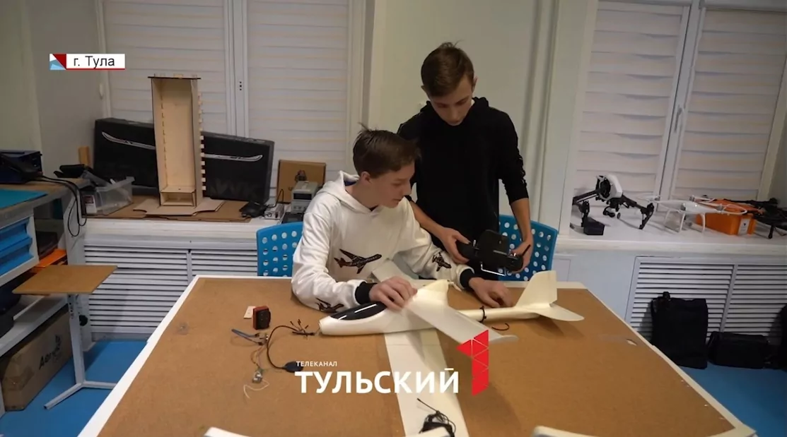 Юные изобретатели в Туле учатся сами собирать квадрокоптеры и конструировать самолеты