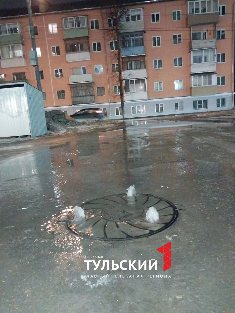 Туляки пожаловались на фонтанирующую канализацию на улице Шухова