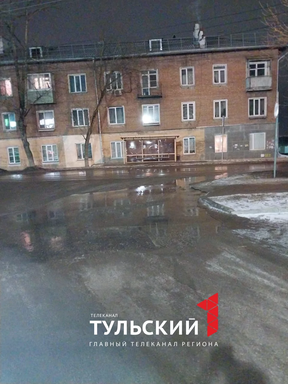 Туляки пожаловались на фонтанирующую канализацию на улице Шухова
