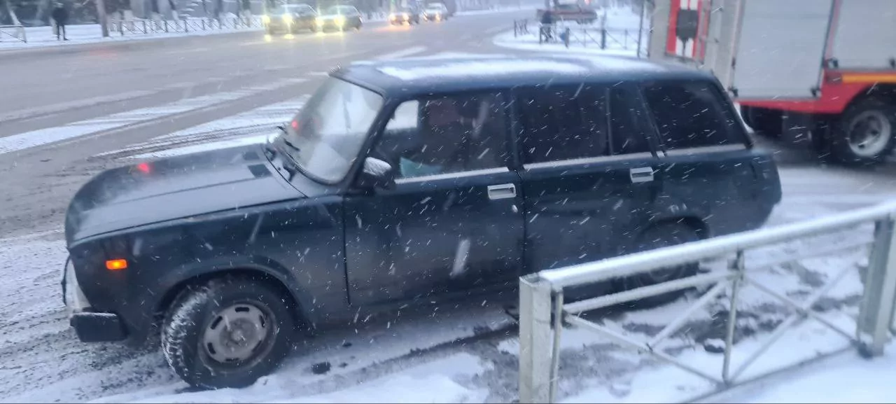 В Туле на повороте с проспекта Ленина на улицу Агеева Kia врезалась в забор