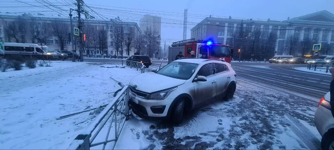 В Туле на повороте с проспекта Ленина на улицу Агеева Kia врезалась в забор