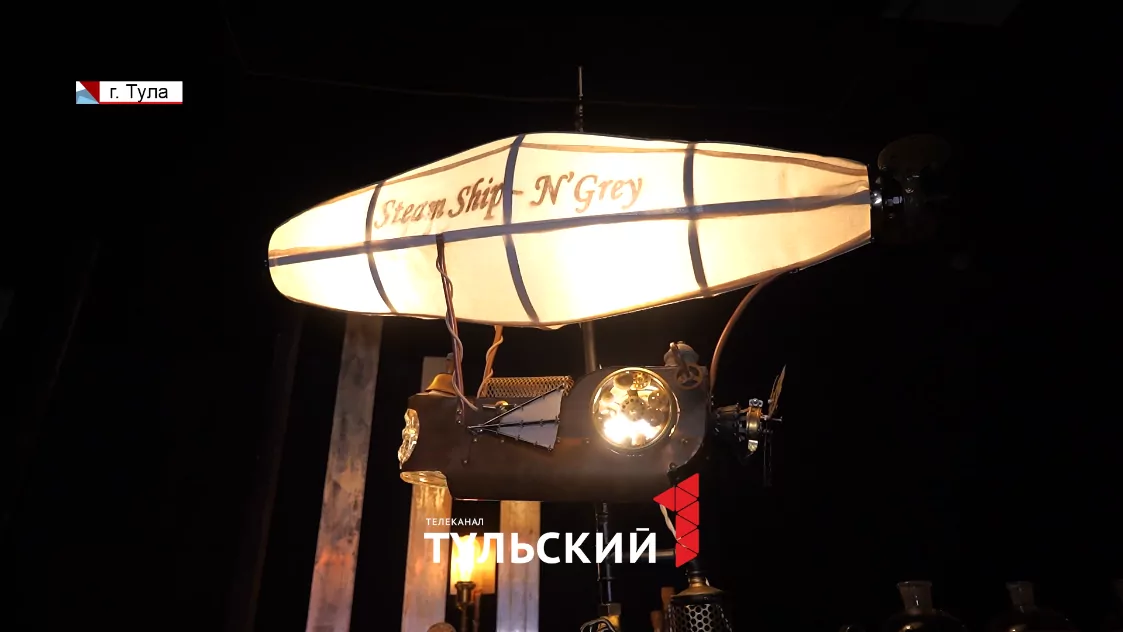 Туляк создал торшер-дирижабль из водопроводной трубы и канцелярских кнопок