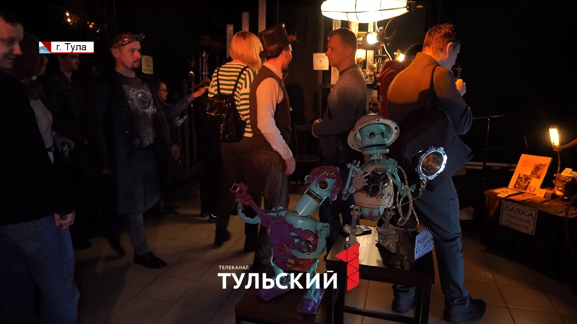 Туляк создал торшер-дирижабль из водопроводной трубы и канцелярских кнопок