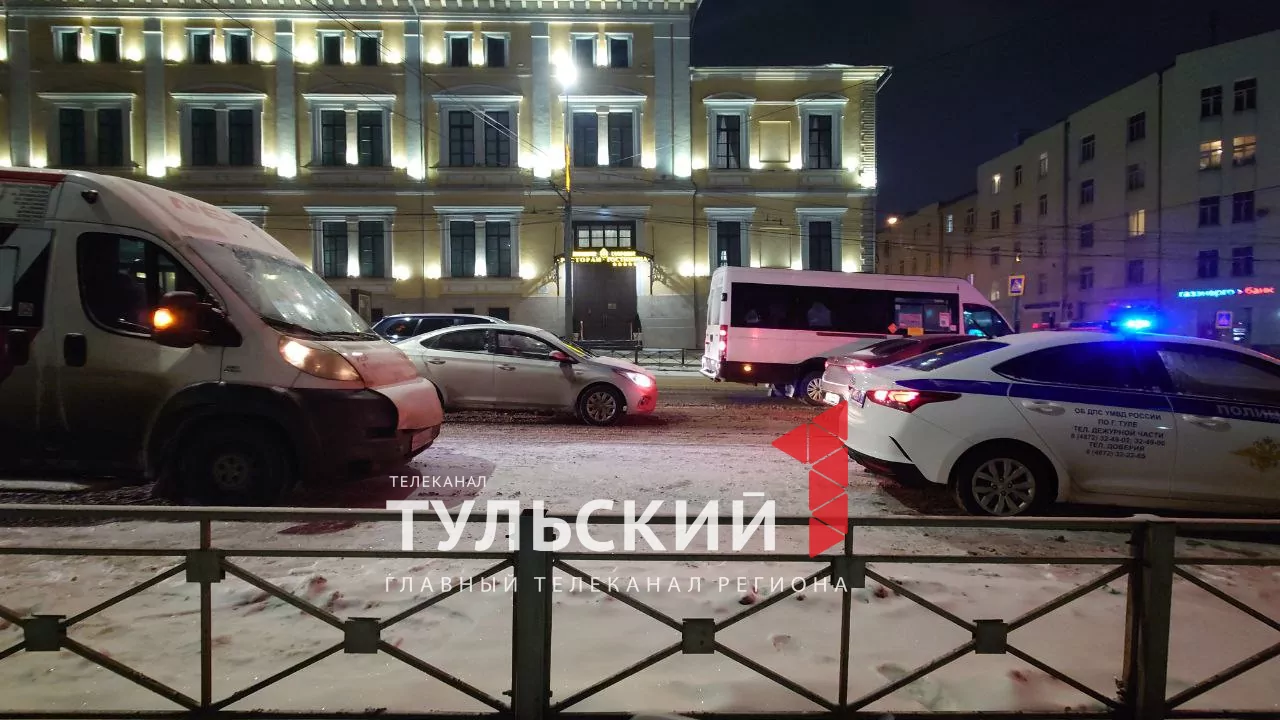 В центре Тулы маршрутка наехала на мужчину: пострадавший пытался устроить драку