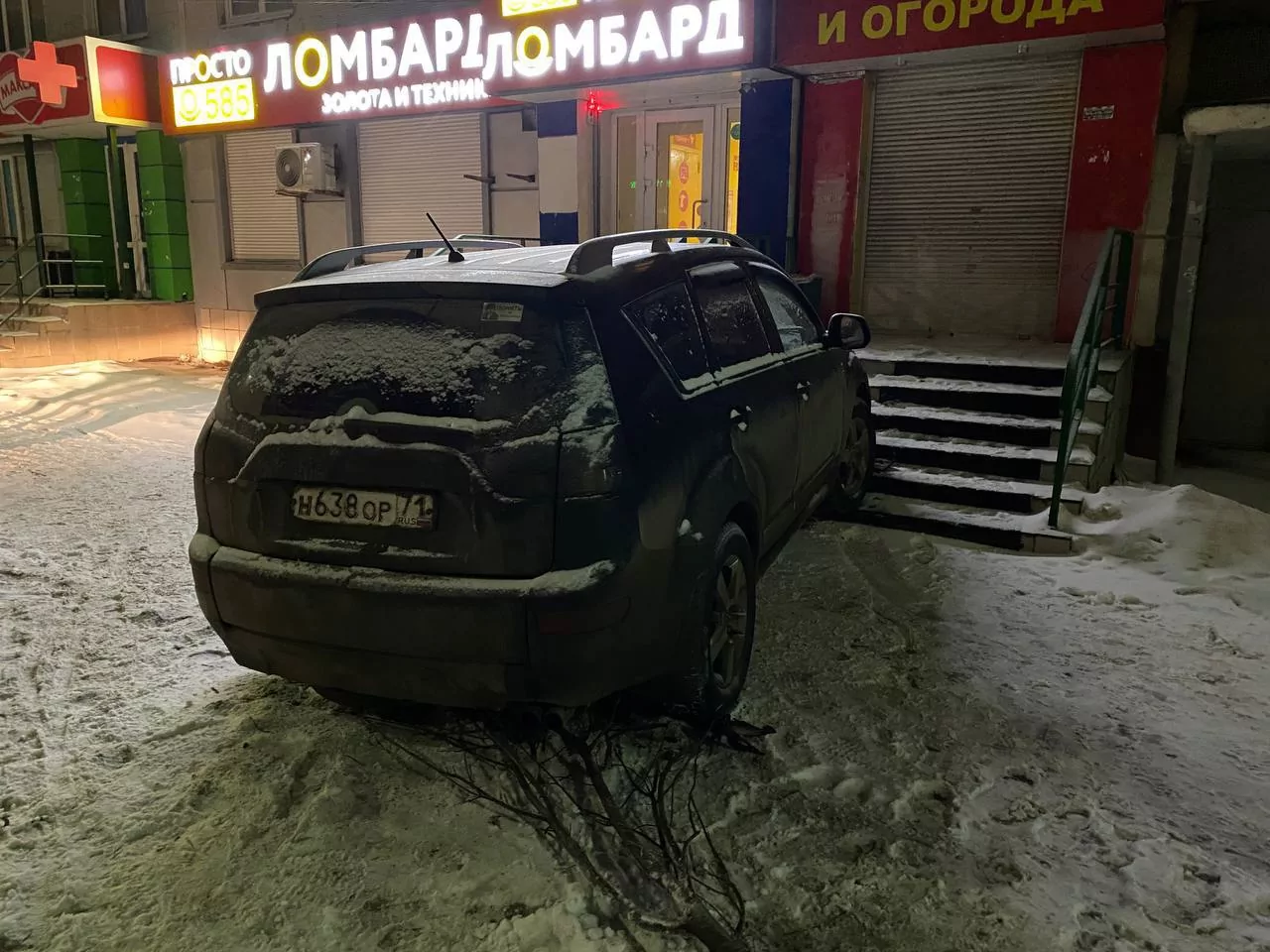 В Туле внедорожник чуть не въехал в магазин