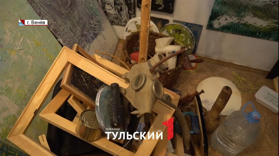 «Не нужно включать логику»: художник из Венева пишет картины-загадки и делает инсталляции-символы