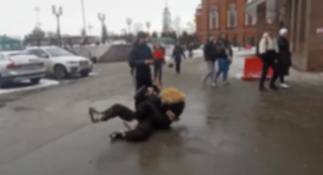 В центре Тулы у ТЦ «Гостиный двор» две девушки решили выяснить отношения «по-мужски»
