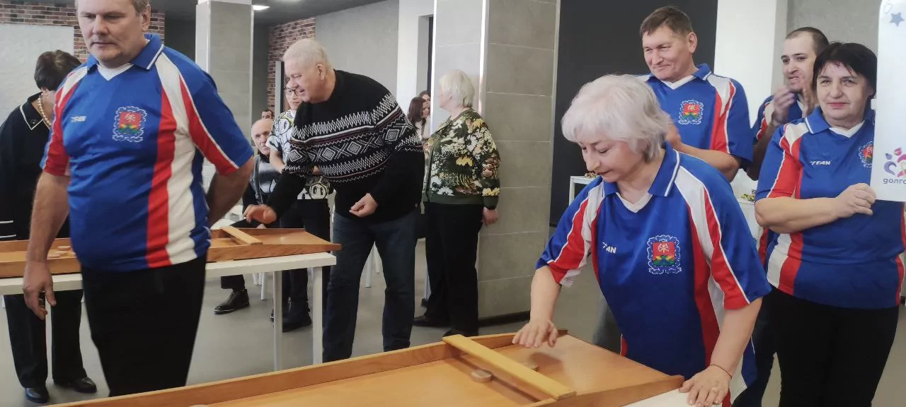 Тульских пенсионеров научили играть в корнхол и кульбутто