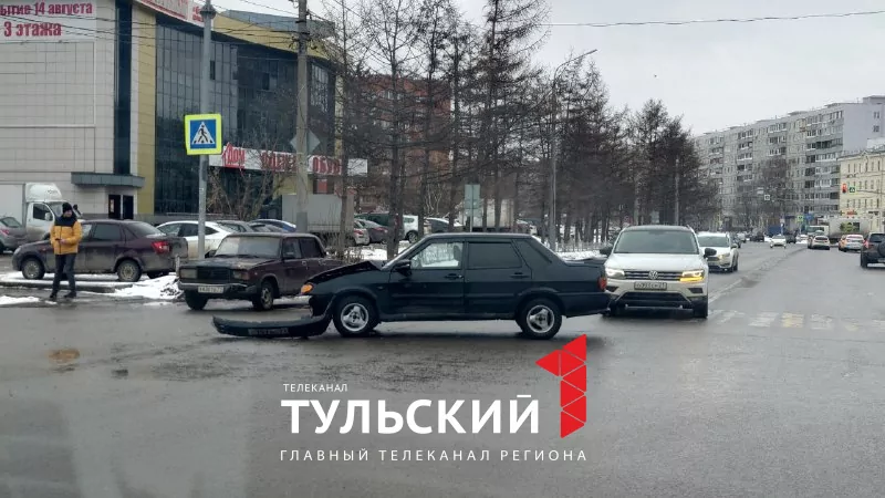 В Туле на улице Лейтейзена столкнулись две легковушки