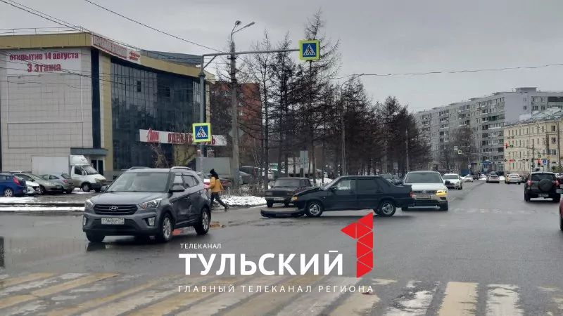 В Туле на улице Лейтейзена столкнулись две легковушки