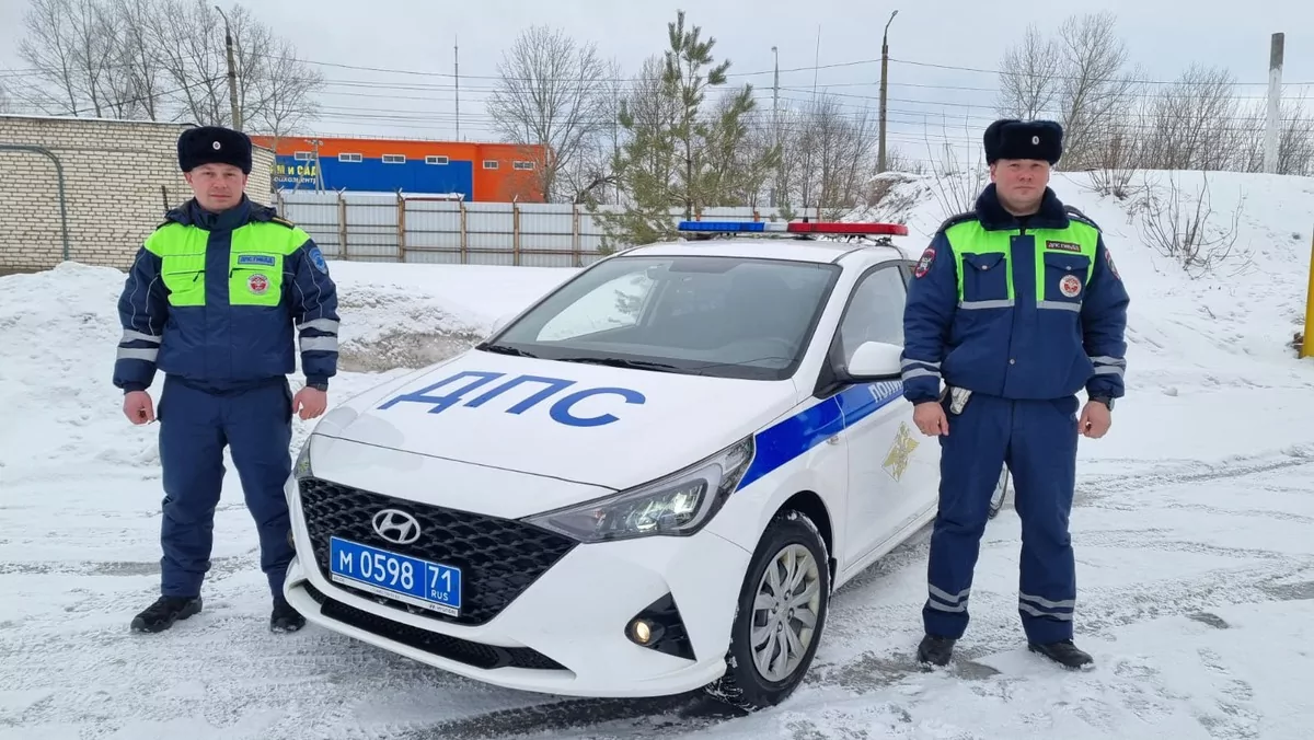 В Туле инспекторы ДПС помогли водителю фуры выбраться из ледяного плена