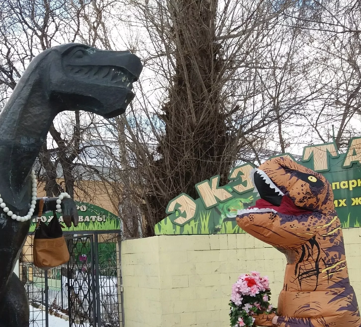 Памятник Теще в Туле "нарядился" к 8 Марта