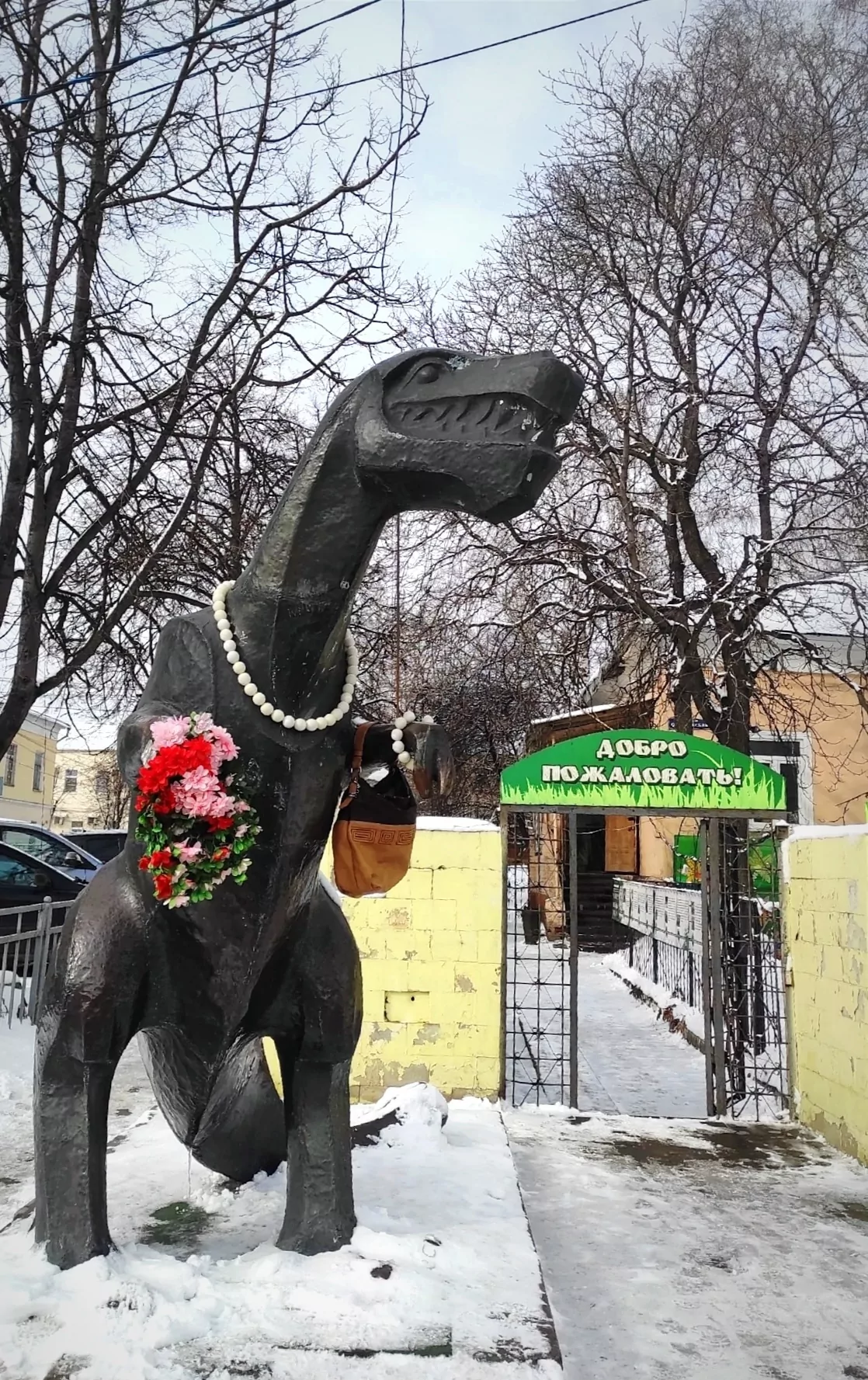 Памятник Теще в Туле "нарядился" к 8 Марта