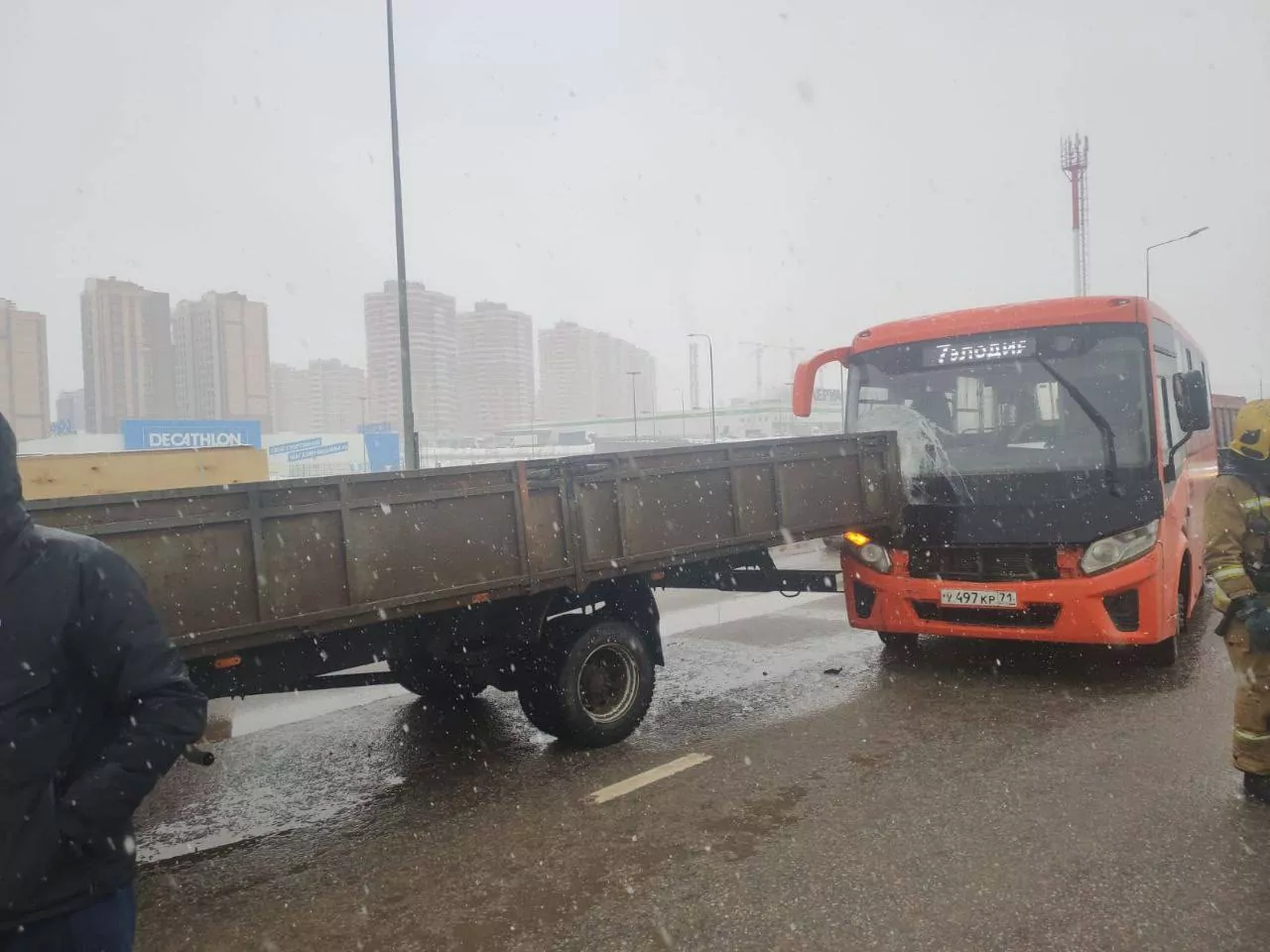 В Туле на Осиновой горе столкнулись грузовик и пассажирский автобус