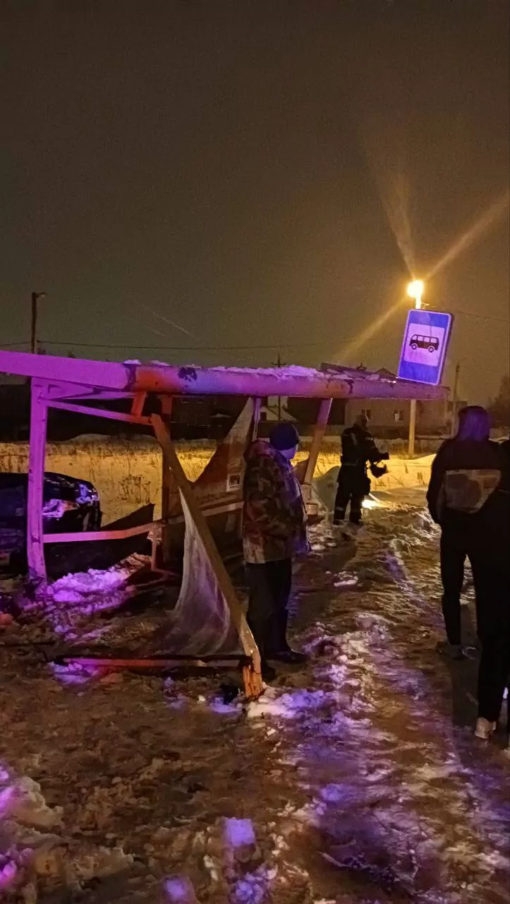 В тульском поселке Восточный Chevrolet снес остановку