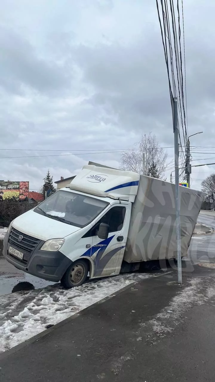 В тульском поселке Горелки грузовик провалился в дыру в асфальте
