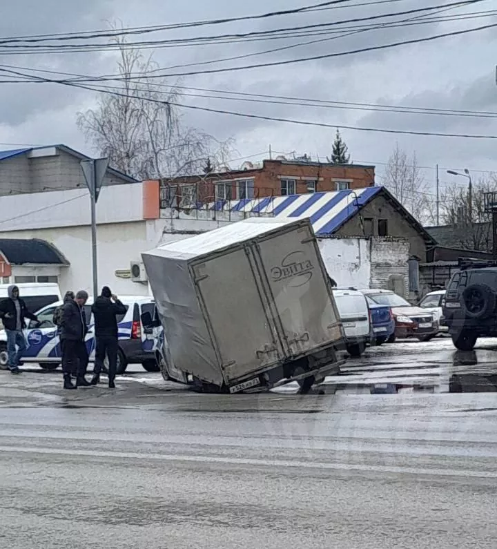 В тульском поселке Горелки грузовик провалился в дыру в асфальте